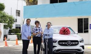Rehabilitación y AutOzama entregaron Mercedes Benz a ganadora del Sorteo Navideño 2023