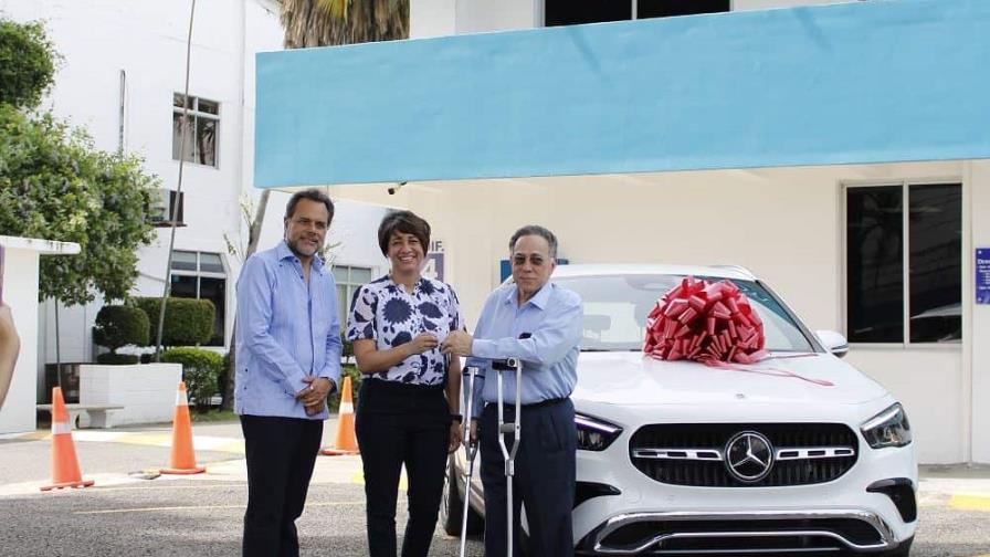 Rehabilitación y AutOzama entregaron Mercedes Benz a ganadora del Sorteo Navideño 2023