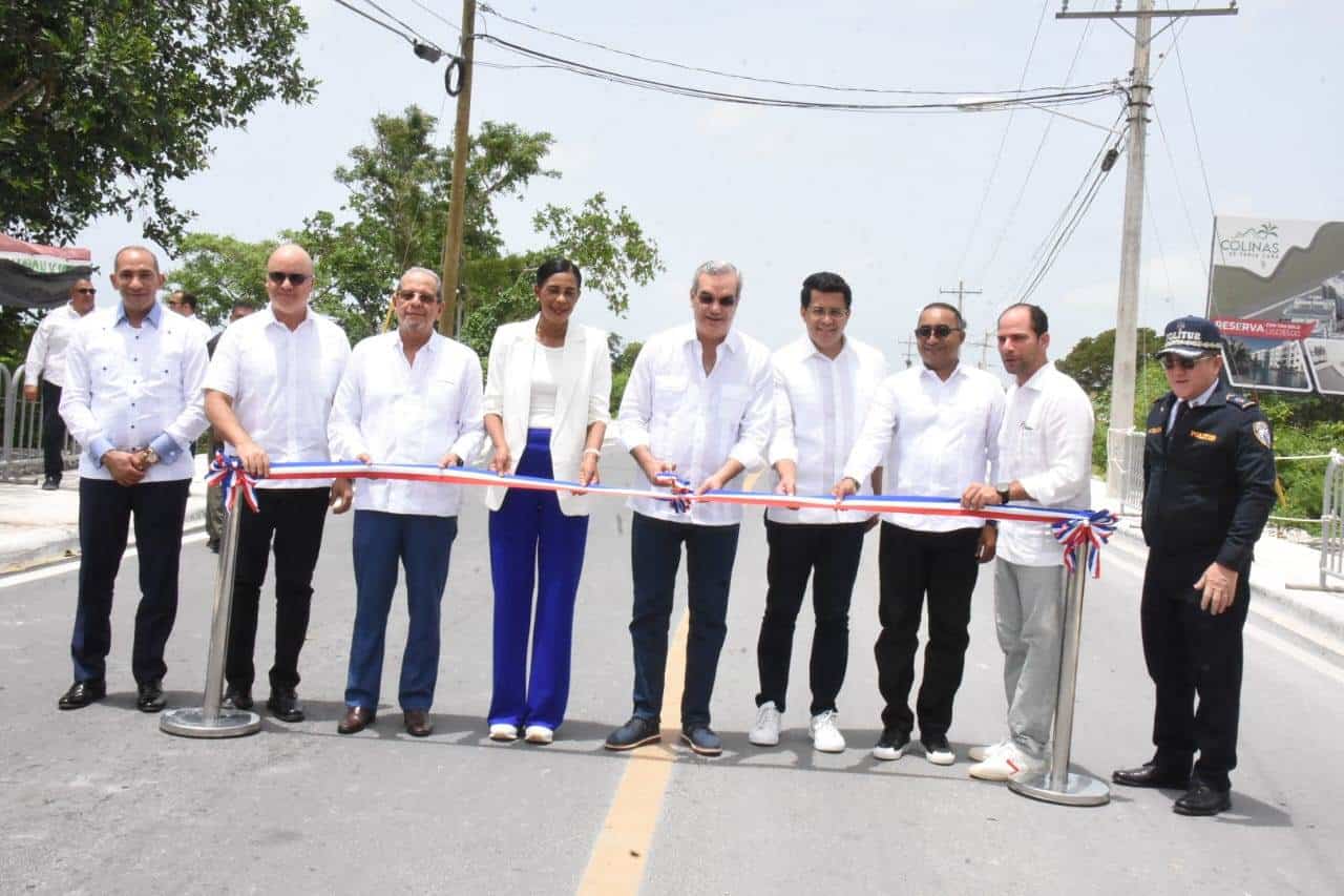 Corte de la cinta para dejar inaugurada la reconstrucción de la carretera Domingo Maíz.