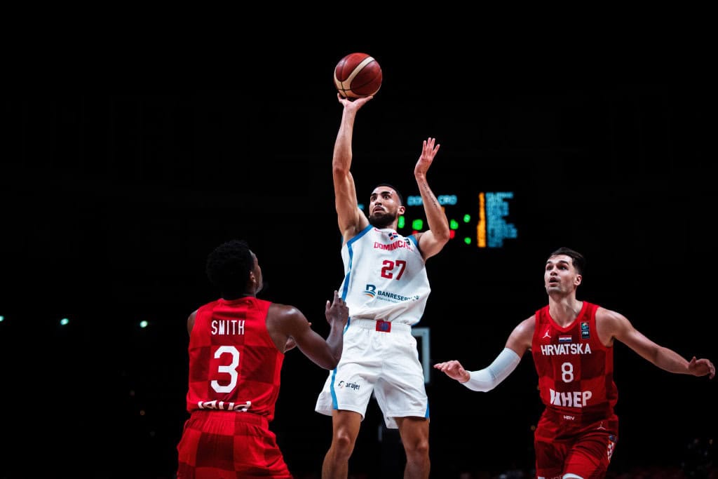 Chris Duarte toma un tiro en el partido ante Croacia en el Repechaje Olímpico