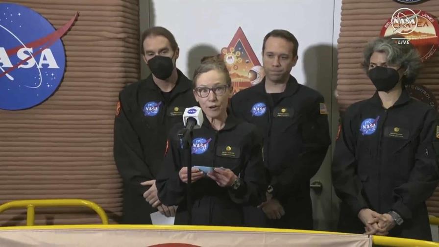 Una tripulación de la NASA sale tras pasar un año en una simulación de Marte