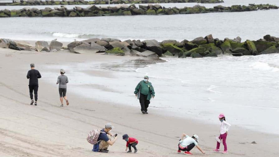 Dos hermanas mueren ahogadas mientras nadaban en la playa de Coney Island