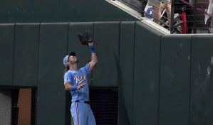 Video |Interferencia de un fanático frena racha de Arozarena con 19 juegos llegando a base