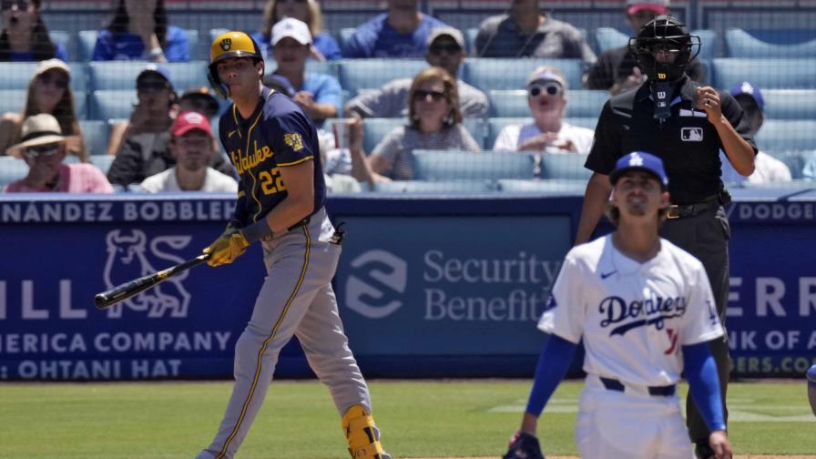 Yelich y Perkins impulsan a los Cerveceros a evitar barrida con una victoria sobre Dodgers