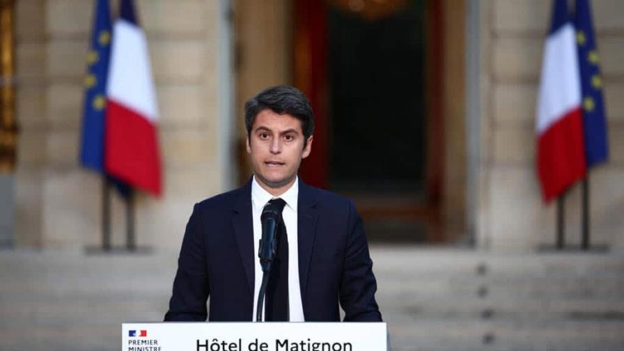 El primer ministro Gabriel Attal presenta su dimisión, Macron le pide mantenerse por el momento