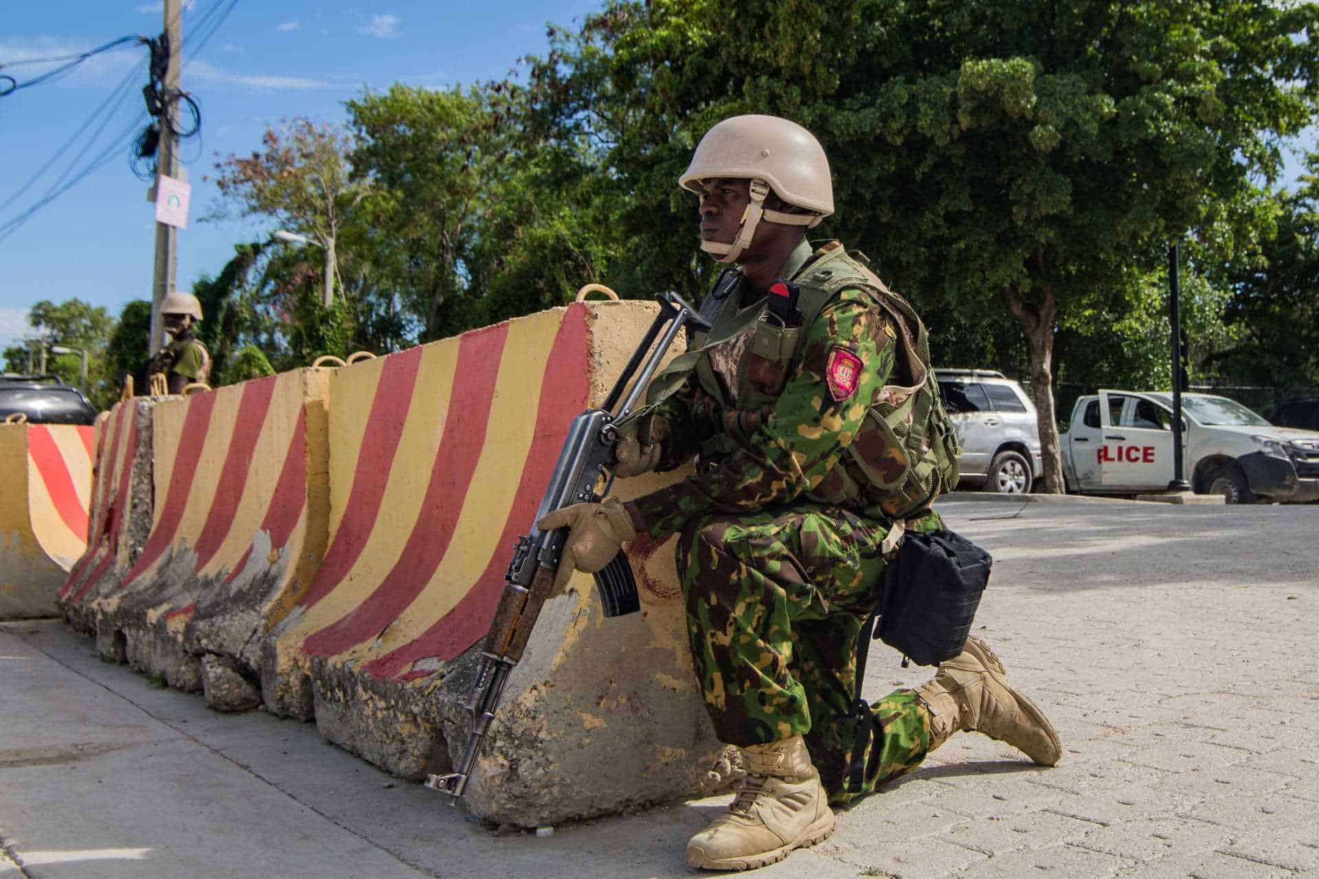 Policías kenianos del primer contingente de la Misión Multinacional de Apoyo a la Seguridad (MMAS) en vigilancia.