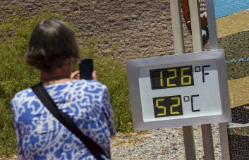 Persistente ola de calor en EEUU bate récords, causa muertes en el oeste y sofoca el este