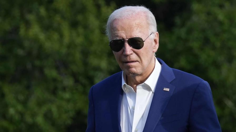 Biden dice a demócratas del Congreso que no dejará la contienda