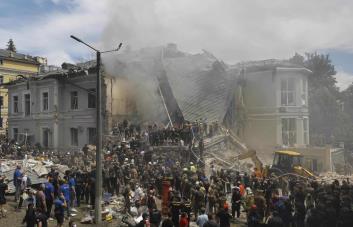 Una oleada de bombardeos rusos en Ucrania deja más de 30 muertos