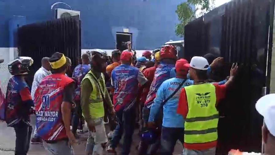 Motoristas irrumpen en la sede de Migración en Santiago durante protesta