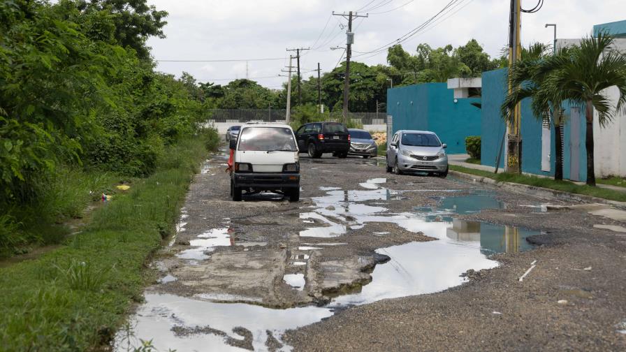 Reclaman reconstrucción de calles en Colinas del Arroyo II, Santo Domingo Norte