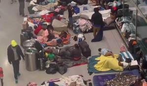 Las familias migrantes que duermen en aeropuerto de Boston deberán desalojarlo