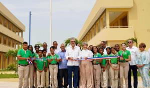 El presidente Luis Abinader inaugura un centro educativo en San Pedro de Macorís