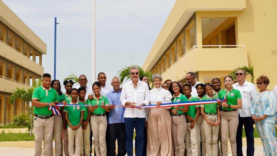 El presidente Luis Abinader inaugura un centro educativo en San Pedro de Macorís