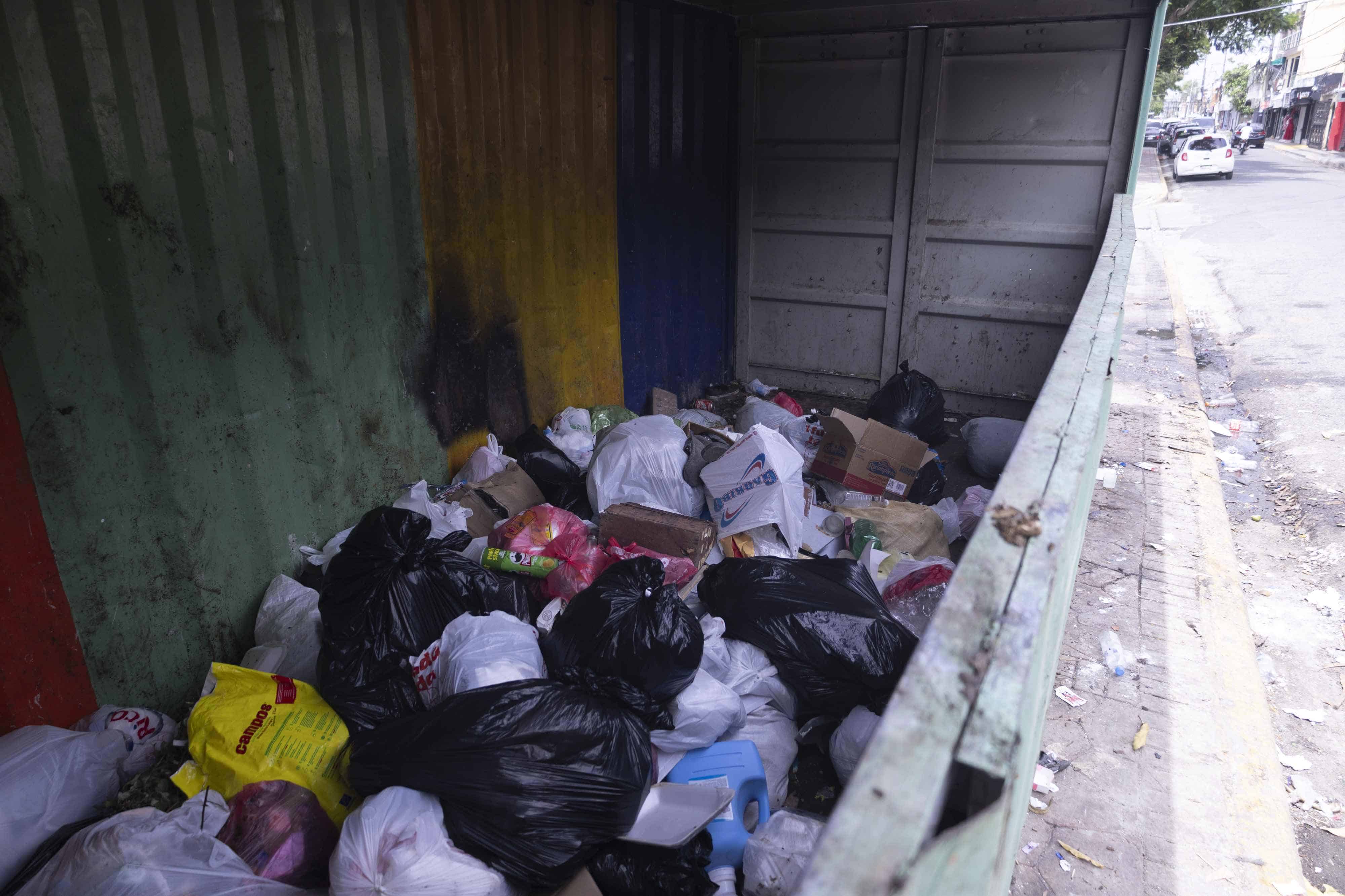 Basura en uno de los furgones.