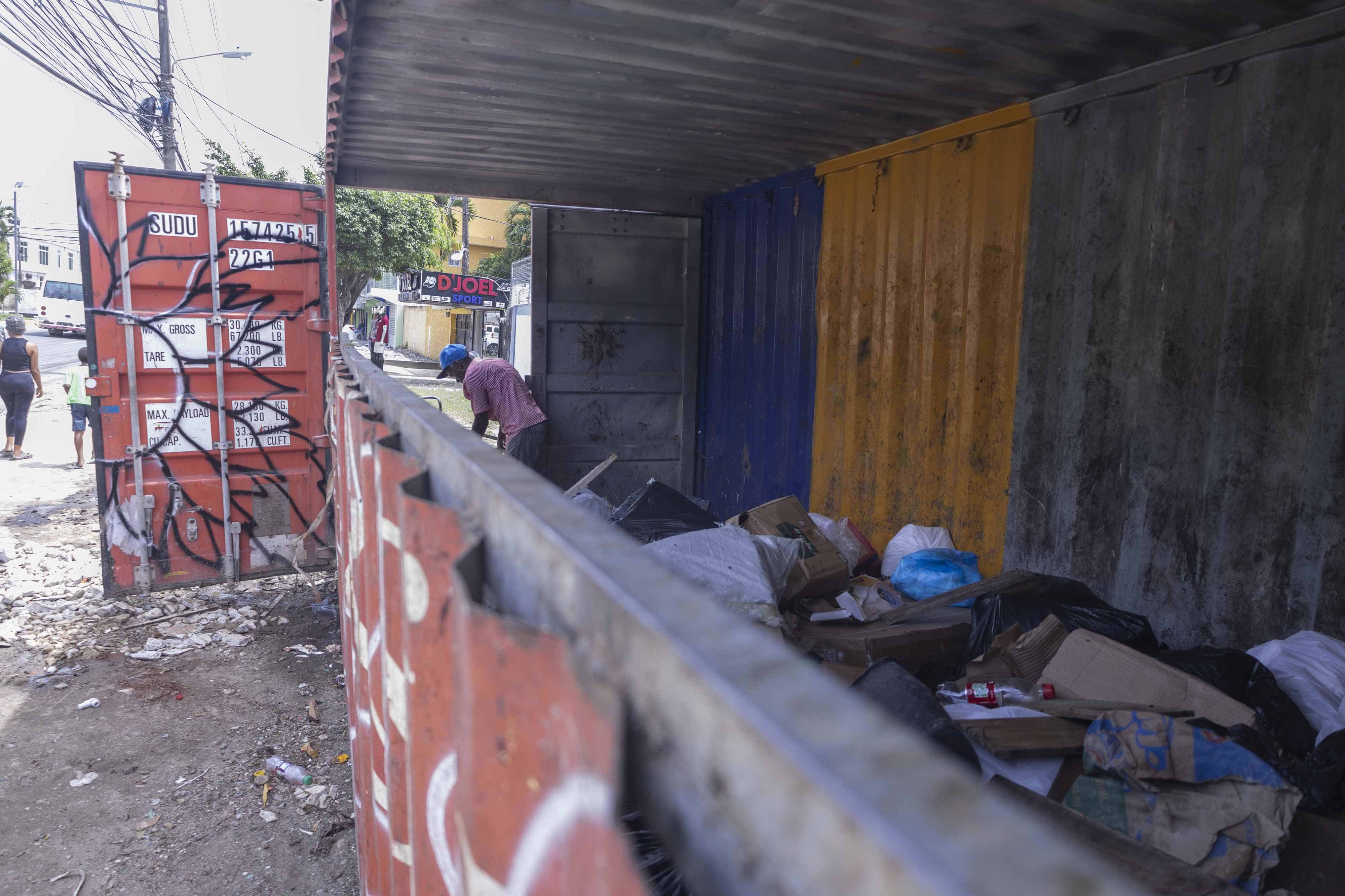 La gente landa todo tipo de basura. 