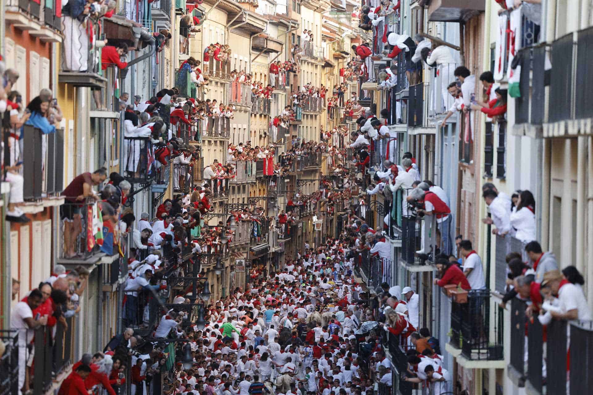 Primer encierro de los Sanfermines en el Día de San Fermín, copatrón de Pamplona, ciudad que celebra los Sanfermines, Fiesta de Interés Turístico Internacional, hasta el próximo 14 de julio.