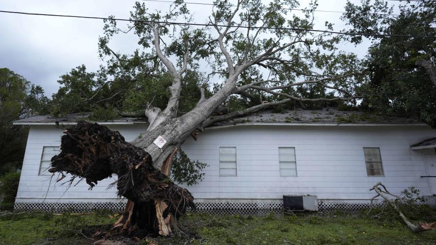 Reparan algunos apagones en Houston tras el paso de Beryl, que avanza al este con tornados