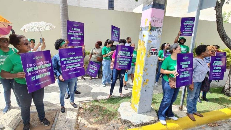 Organizaciones feministas protestan por la aprobación apresurada del Código Penal