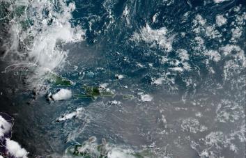 Aguaceros este martes por onda tropical y vaguada