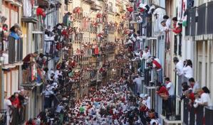 Un herido por asta de toro en un primer encierro de San Fermín muy concurrido