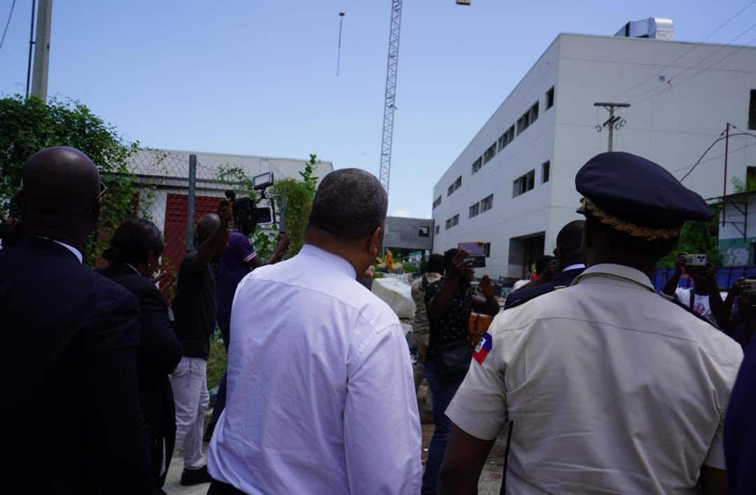 El primer ministro de Haití, Garry Conille, visita el Hospital General de Puerto Príncipe.