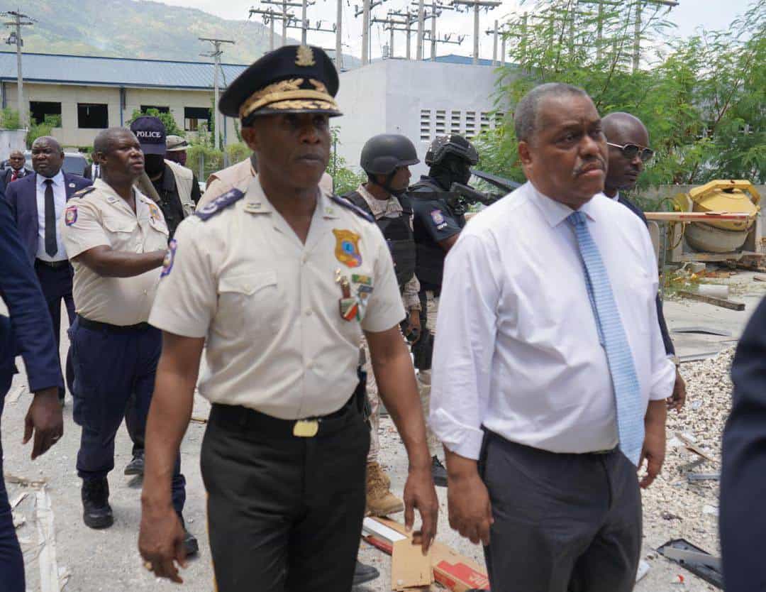 El primer ministro de Haití, Garry Conille, visita el Hospital General de Puerto Príncipe.