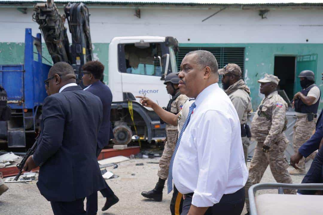 El primer ministro de Haití, Garry Conille, visita el Hospital General de Puerto Príncipe.