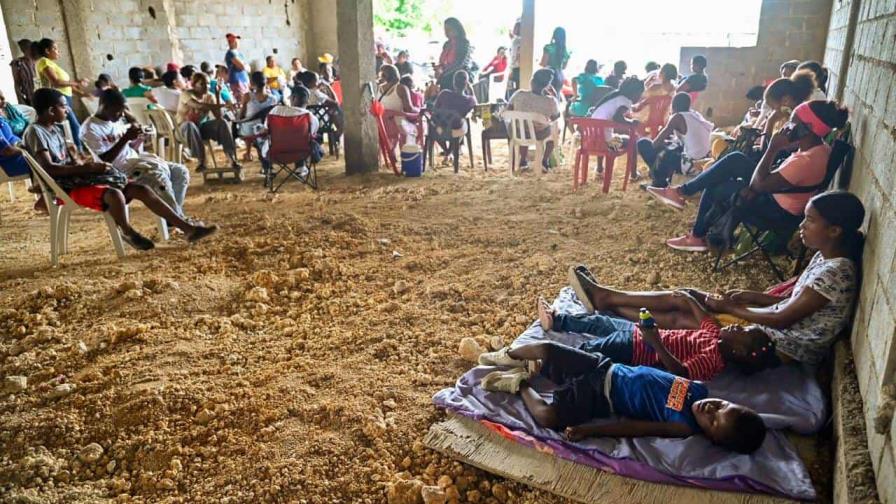 Padres esperan por días frente a politécnicos en La Victoria para asegurar cupos