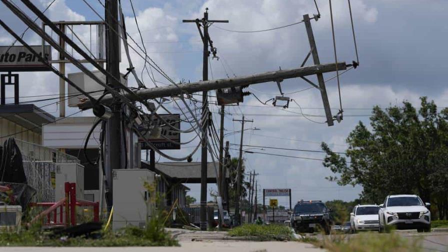 Crece la frustración en medio de un sofocante calor en Houston luego de que Beryl provocara apagones