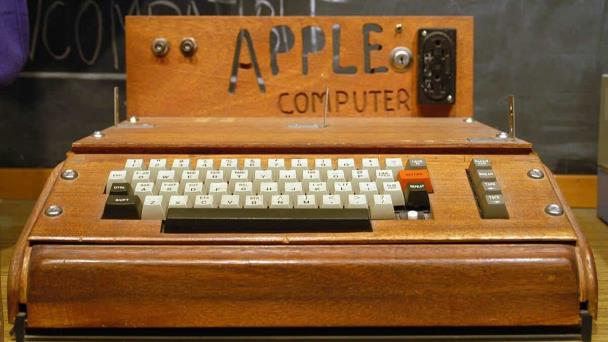 Subastan por 500 mil dólares la primera computadora Apple que usó Steve Jobs