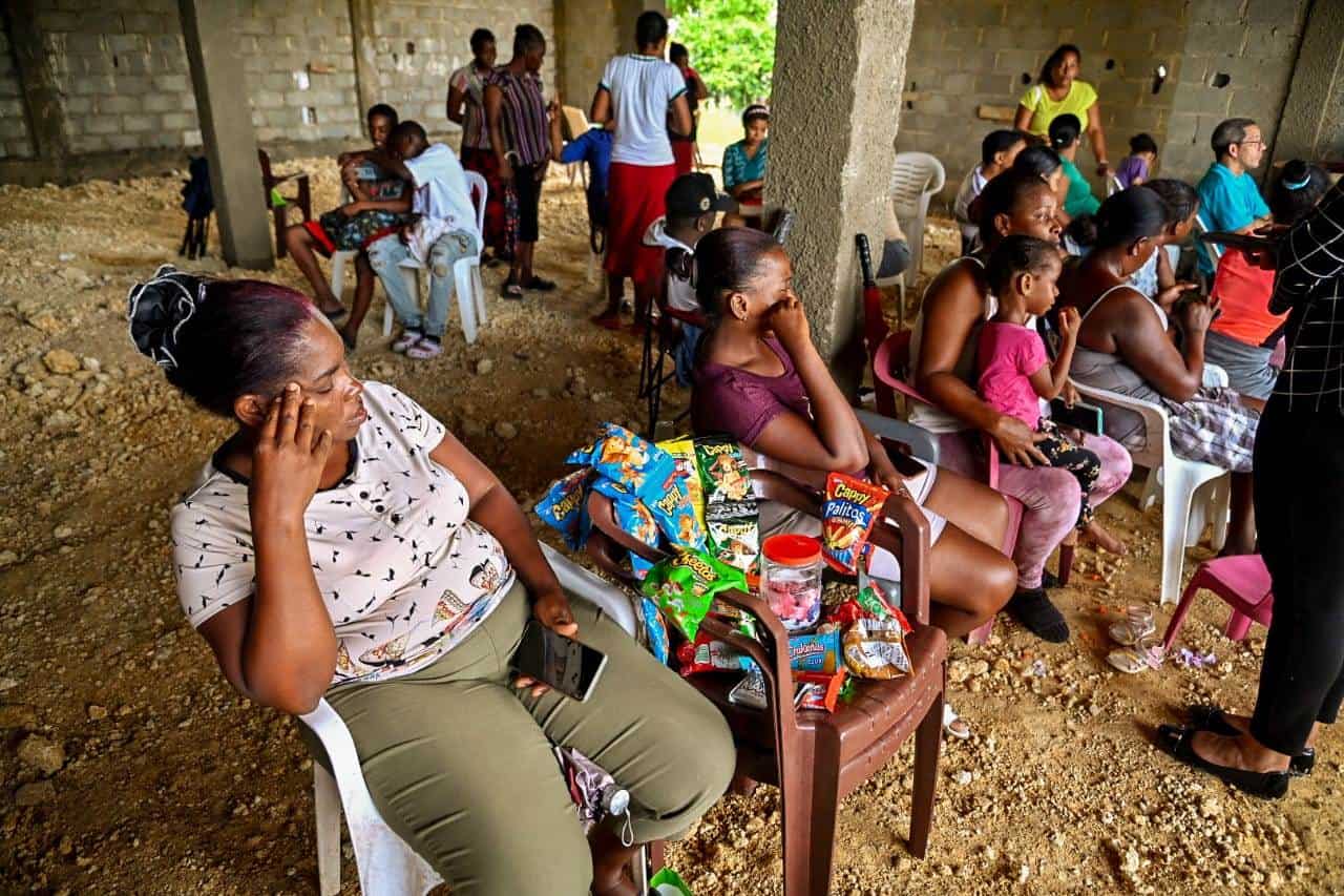 Familias pasan varios días haciendo largas filas para inscribir a sus hijos en el Politécnico Juan Pablo II - Fe y Alegría de La Victoria.