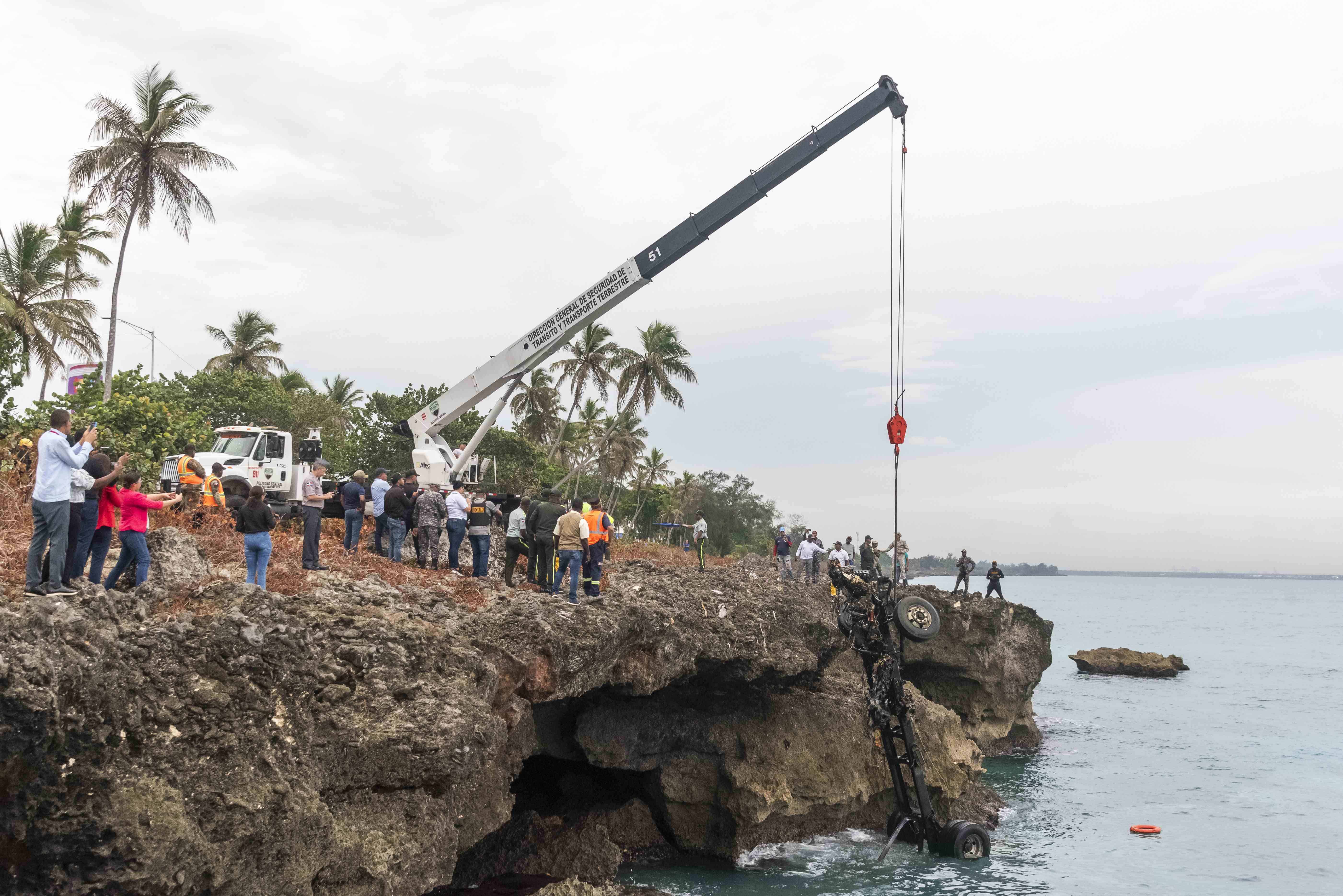 Sacan del mar Caribe chasis del camión que condujo Juan José Valerio, desaparecido desde el 29 de junio. 