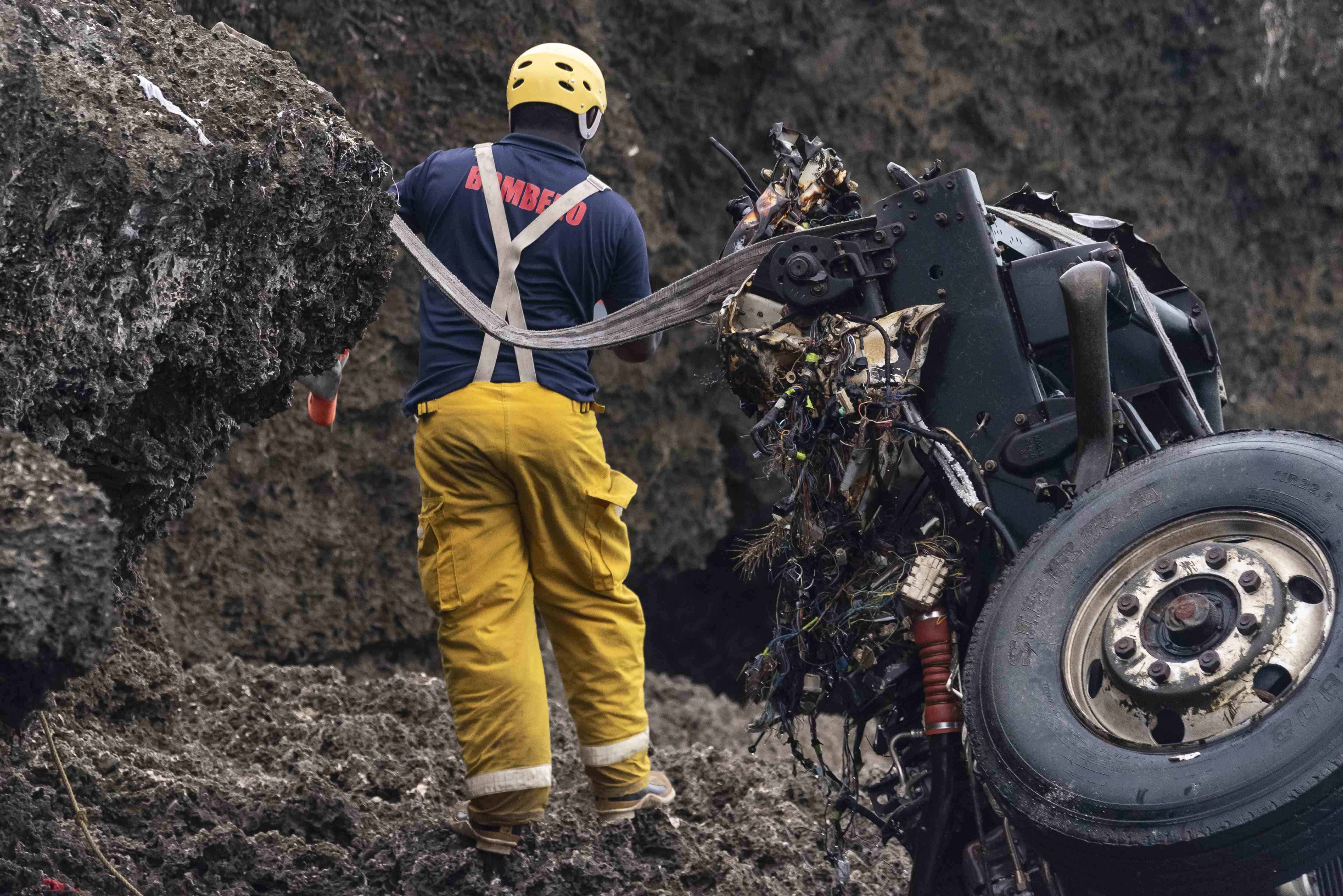 Sacan del mar Caribe chasis del camión que condujo Juan José Valerio, desaparecido desde el 29 de junio. 