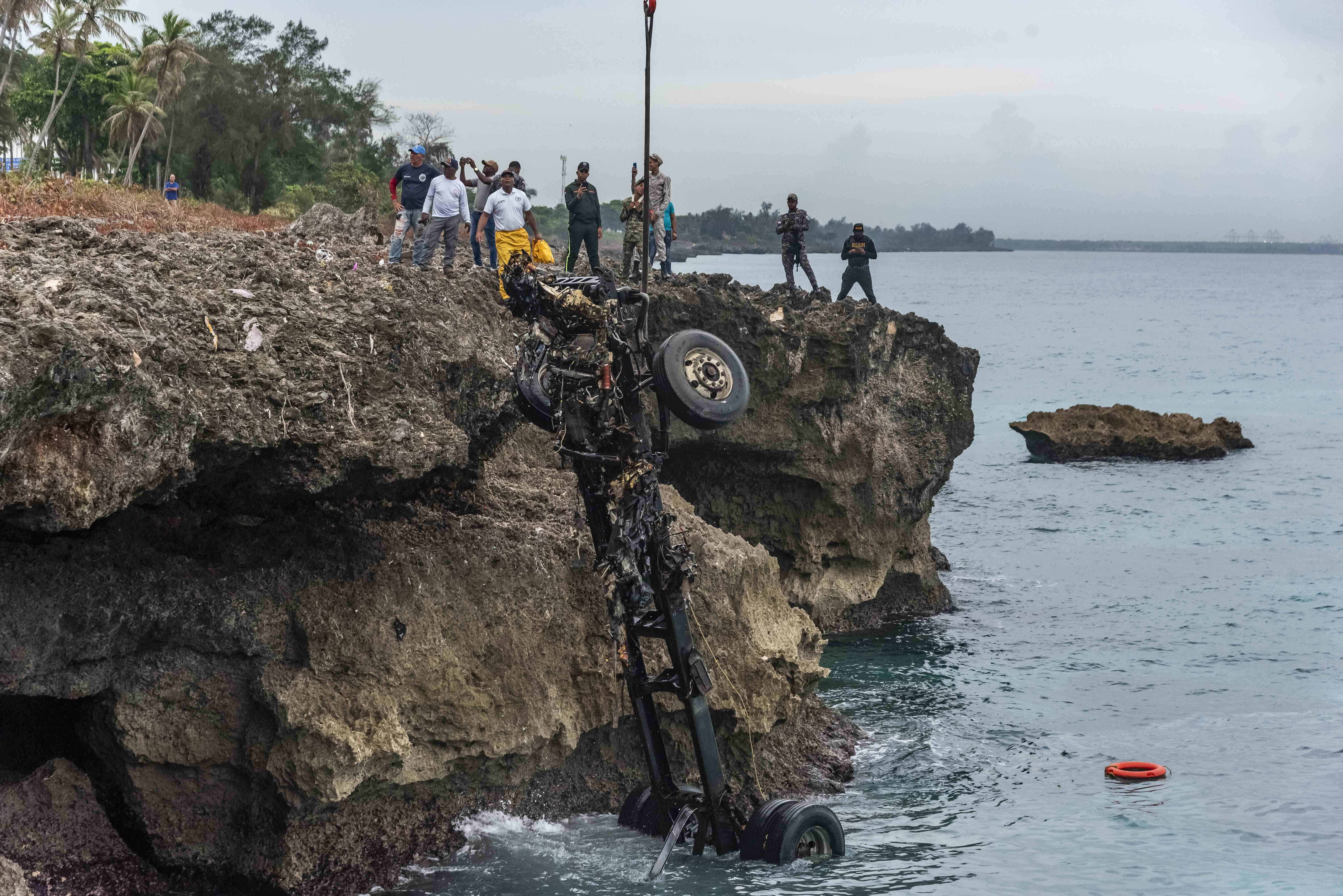 Sacan del mar Caribe chasis del camión que condujo Juan José Valerio, desaparecido desde el 29 de junio. 