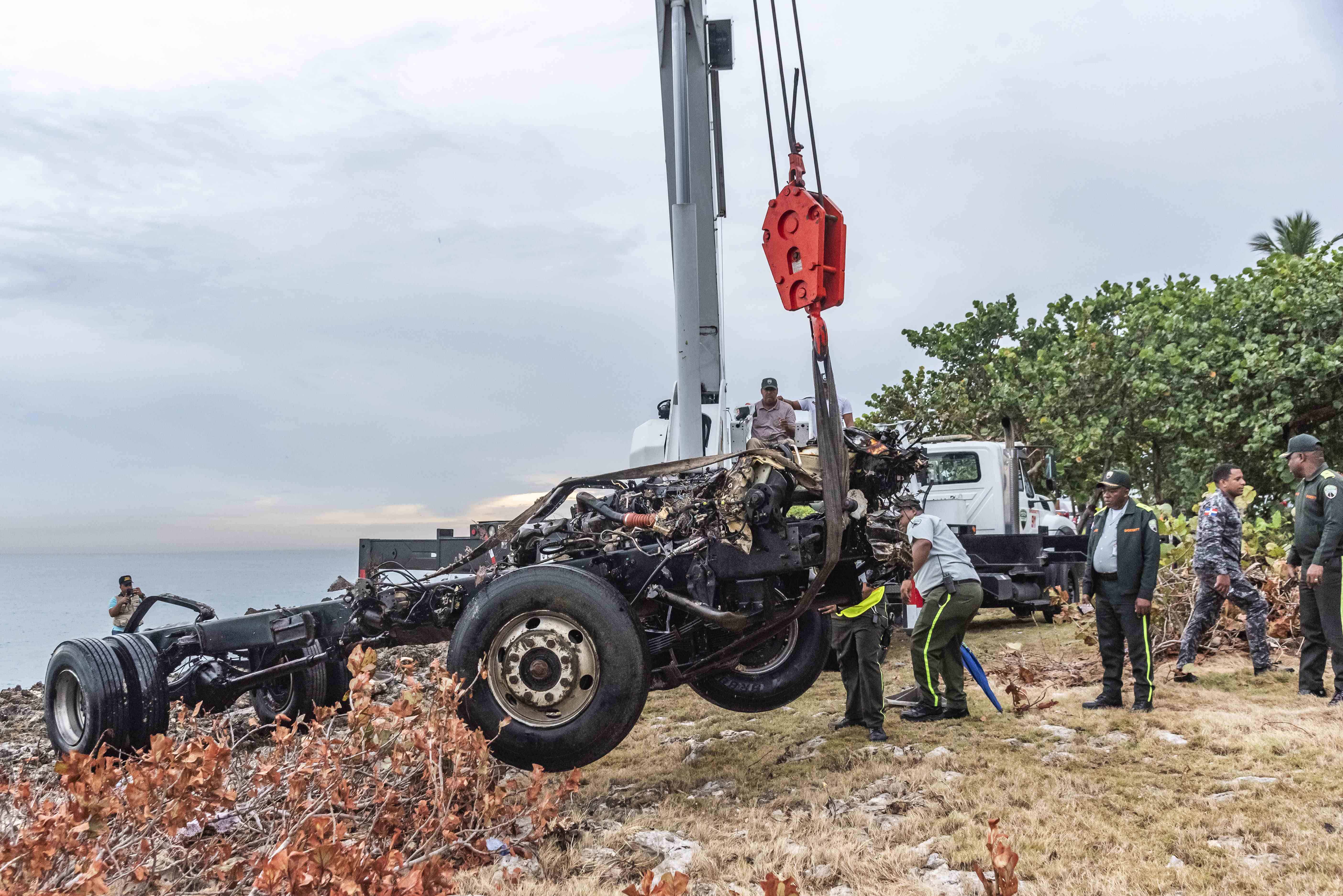 Sacan del mar Caribe chasis del camión que condujo Juan José Valerio, desaparecido desde el 29 de junio. 