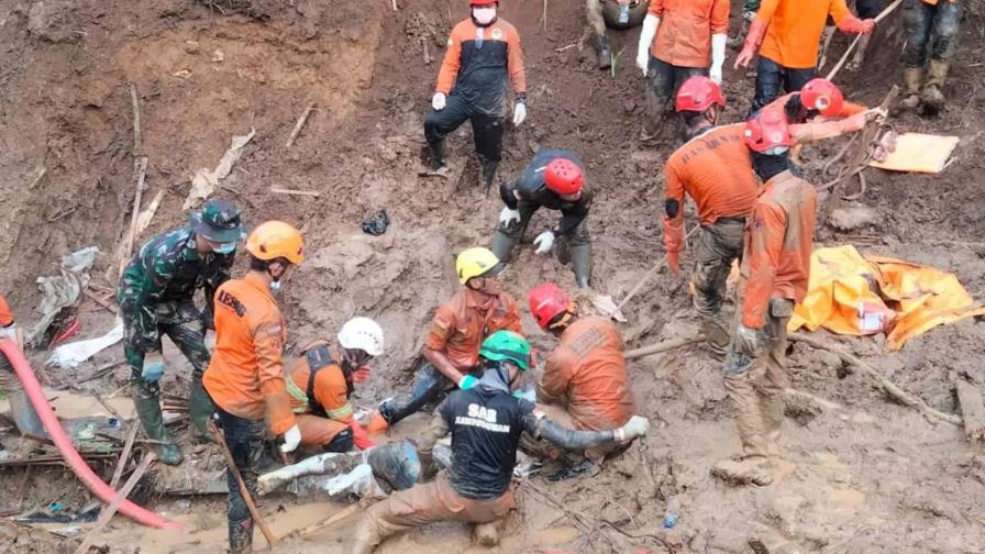 Continúan las labores de búsqueda y rescate tras la avalancha en Indonesia