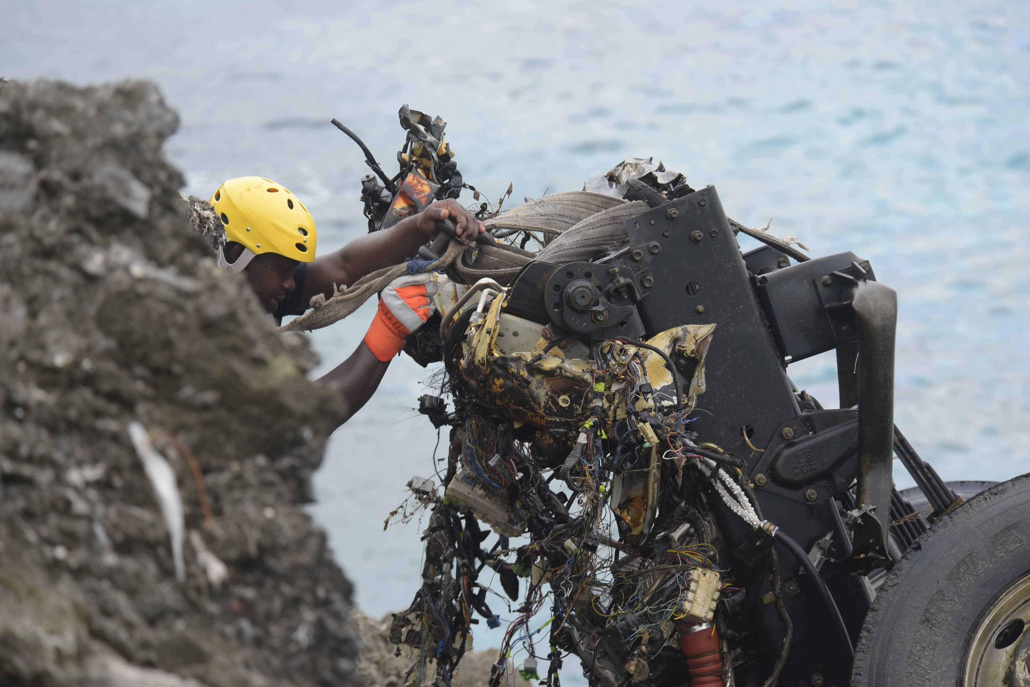 Un empleado de la Digesett ayuda con las labores para sacar el camión del mar Caribe.<br>