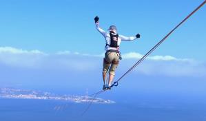 Un funambulista cruza sobre la mayor cuerda floja del mundo los 3,600 metros del Estrecho de Mesina
