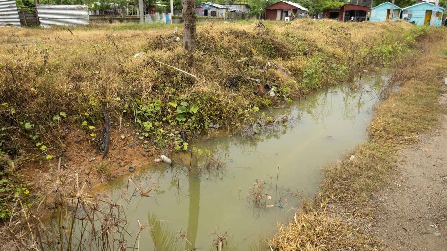 Comunitarios demandan eliminación de un charco en barrio Lechería