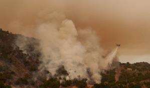 Gobernador de California alerta sobre el empeoramiento de incendios y urge votar por Biden