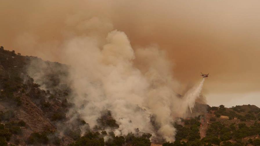 Gobernador de California alerta sobre el empeoramiento de incendios y urge votar por Biden