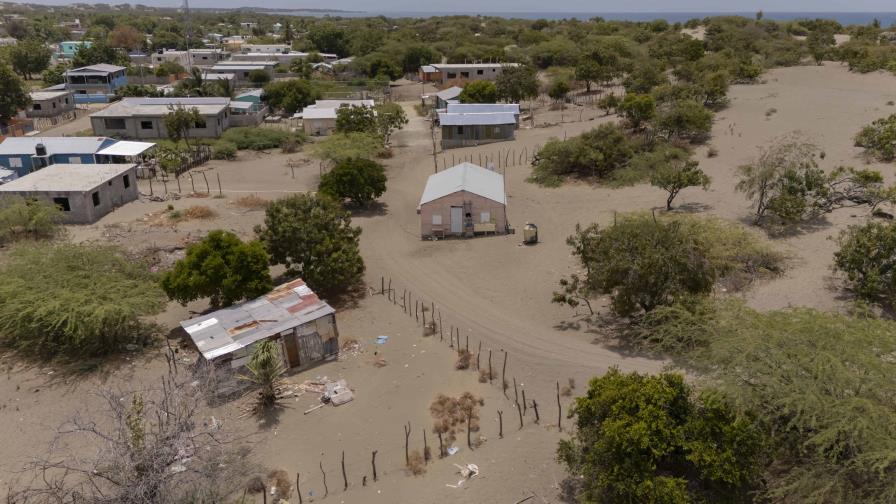 Medio Ambiente ordena desalojo de personas que ocupen Dunas de Baní y paraliza trabajos agrícolas