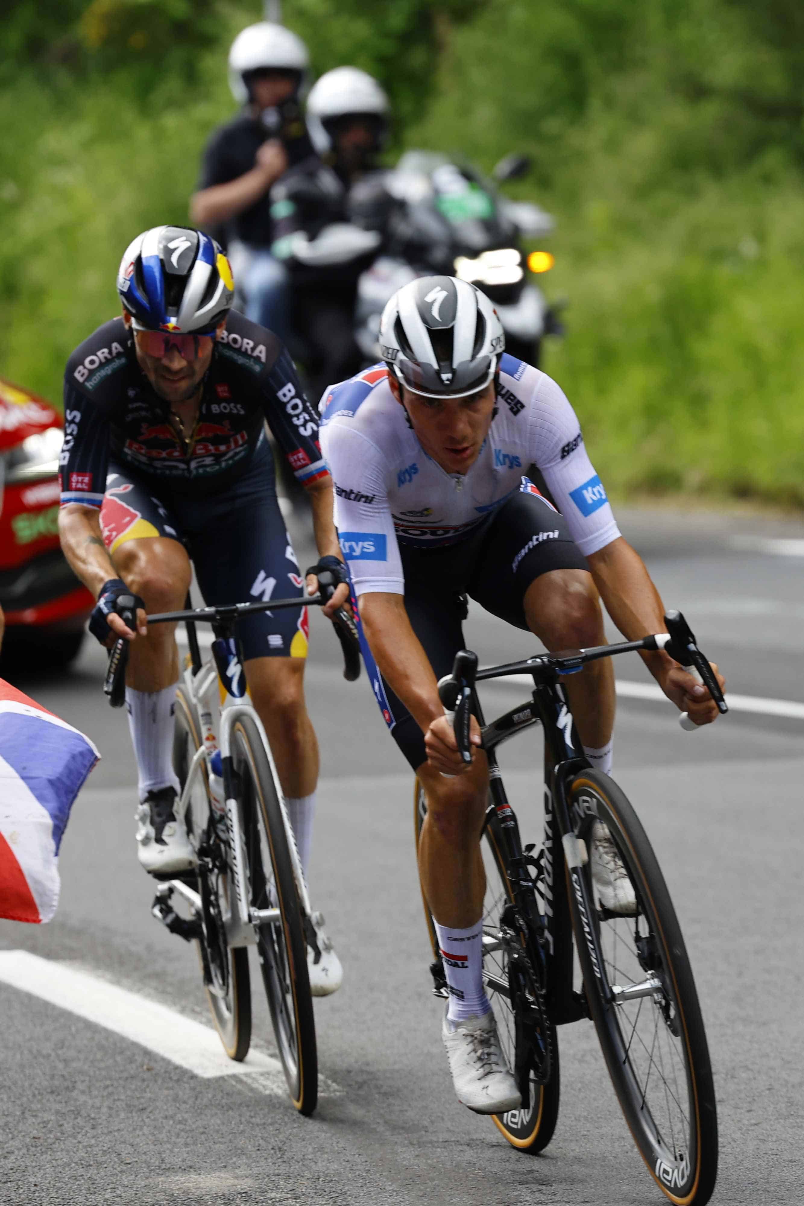 El ciclista belga Remco Evenepoel (delantero) de Soudal Quick-Step y el ciclista esloveno Primoz Roglic de Red Bull - BORA - hansgrohe en acción durante la undécima etapa del Tour de Francia 2024, carrera ciclista de 211 km desde Evaux-les-Bains hasta Le Lioran. Francia, 10 de julio de 2024.