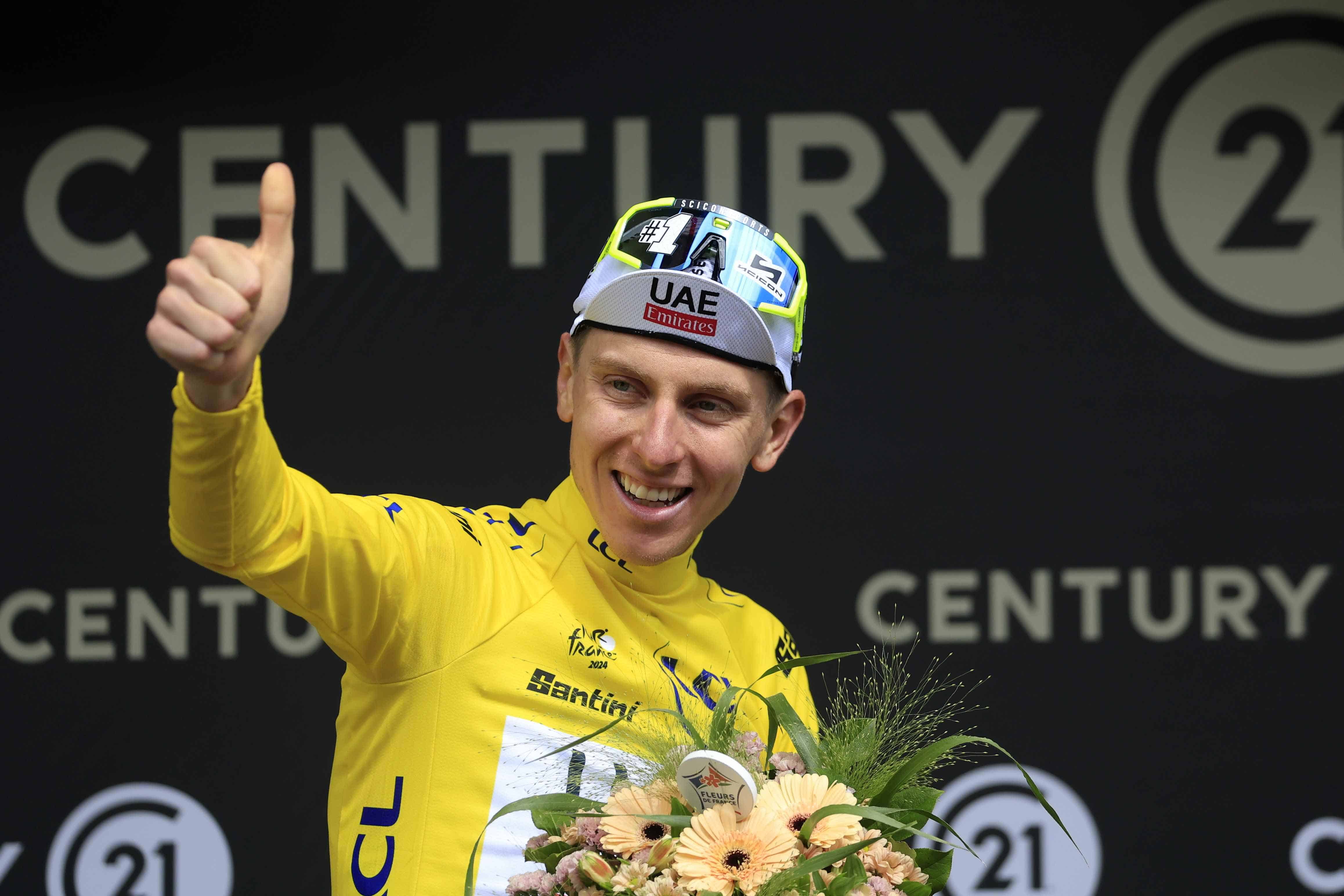 Tadej Pogacar, del equipo Emirates de los EAU, celebra con la camiseta amarilla del líder general en el podio después de la undécima etapa de la carrera ciclista Tour de Francia 2024 de más de 211 km desde Evaux-les-Bains hasta Le Lioran, Francia, 10 de julio de 2024. 