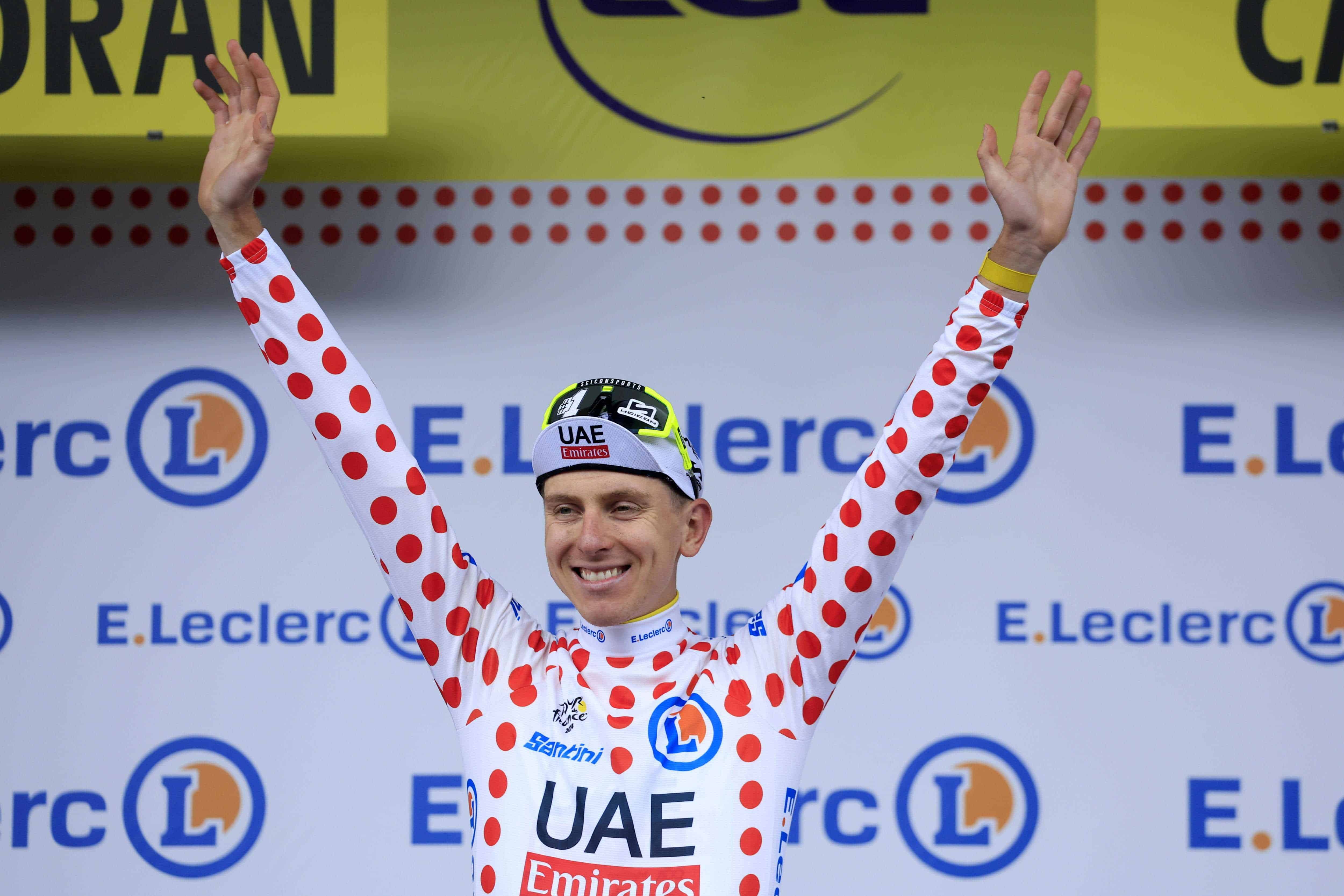 El ciclista esloveno Tadej Pogacar del equipo UAE Team Emirates celebra en el podio vistiendo la camiseta de lunares del mejor escalador tras el final de la undécima etapa de la carrera ciclista Tour de Francia 2024 de 211 km desde Evaux-les-Bains hasta Le Lioran, Francia, el 10 de julio. 2024.