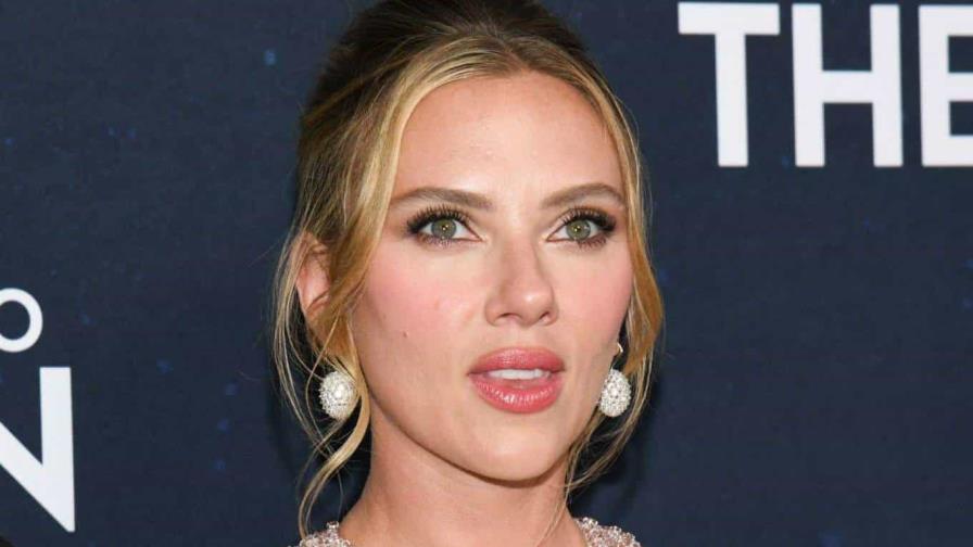 Scarlett Johansson defiende la vigencia del sueño americano en Fly me to the moon