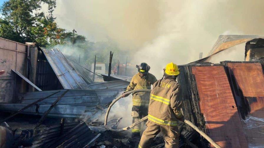 Un incendio afectó el almacén de una constructora en Arroyo Hondo