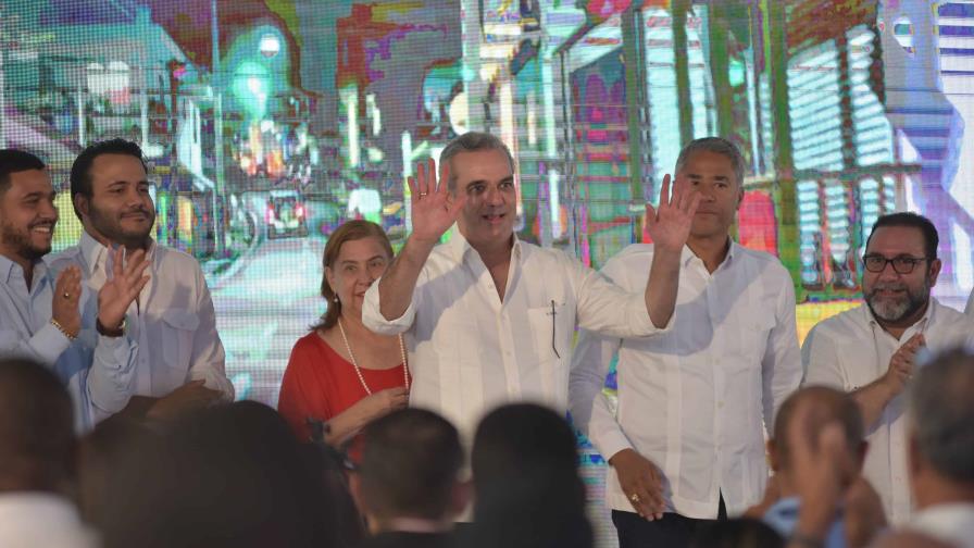 Llevan serenata al presidente Abinader por su cumpleaños durante inauguración de obra