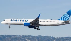 Avión de United Airlines realiza aterrizaje no programado tras pelea de pasajero con una azafata
